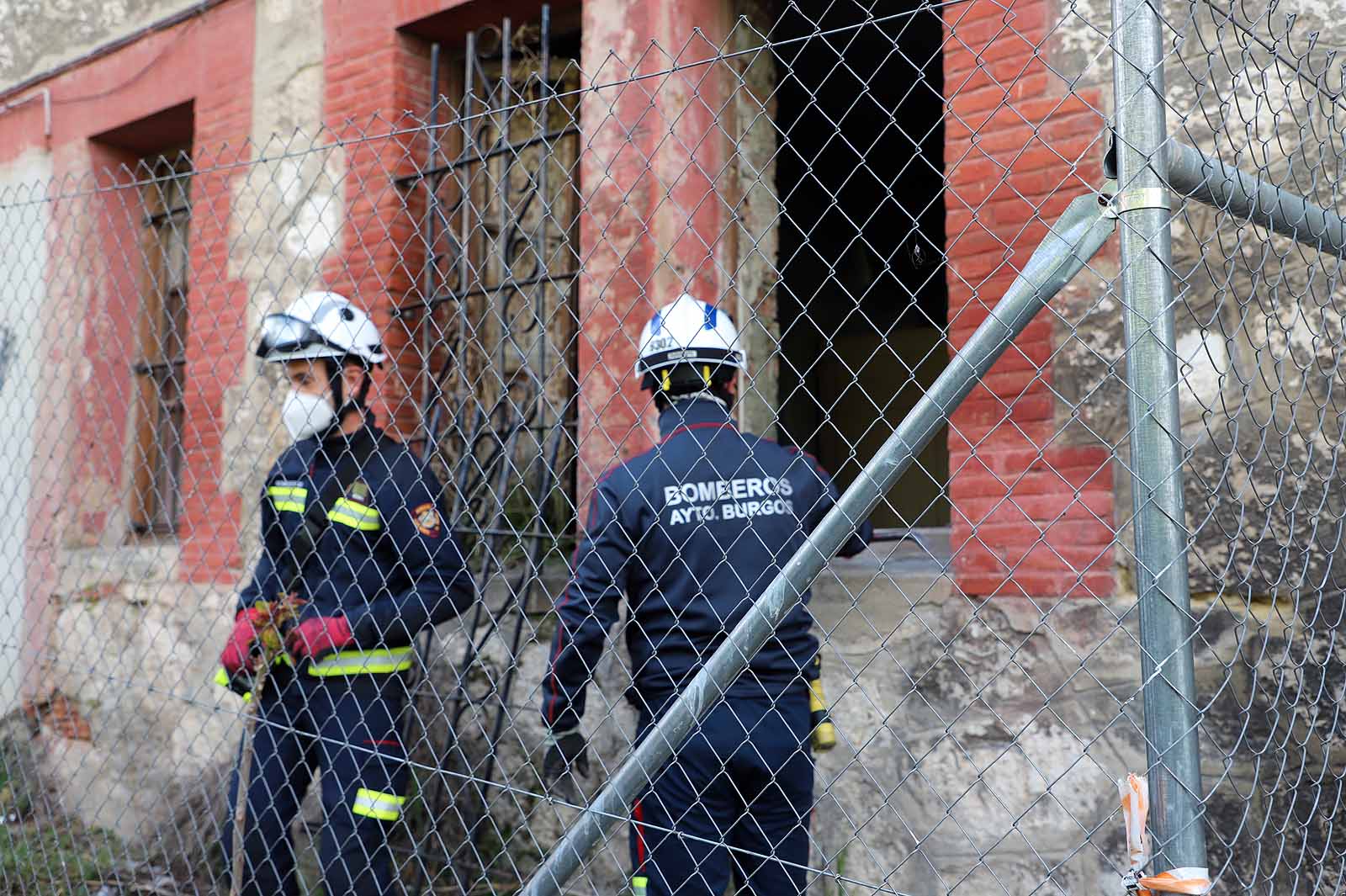 Fotos: Los bomberos acceden a la &#039;casa de las palomas&#039; para evaluar su estado