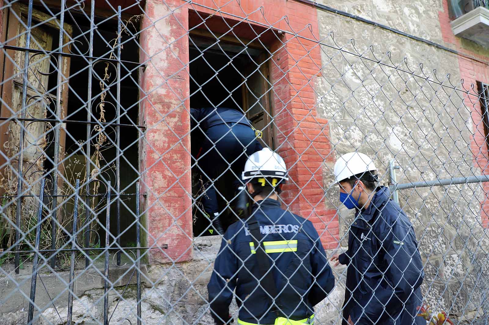 Fotos: Los bomberos acceden a la &#039;casa de las palomas&#039; para evaluar su estado