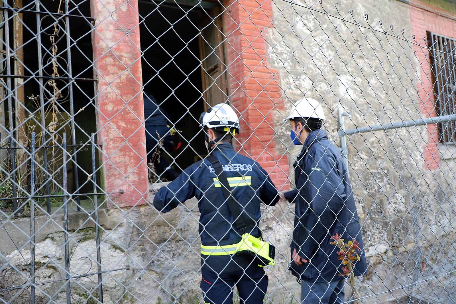 Fotos: Los bomberos acceden a la &#039;casa de las palomas&#039; para evaluar su estado