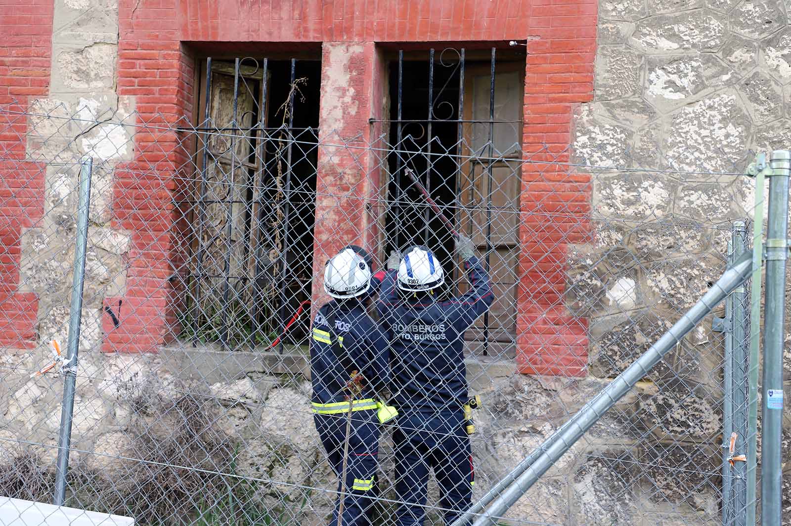 Fotos: Los bomberos acceden a la &#039;casa de las palomas&#039; para evaluar su estado