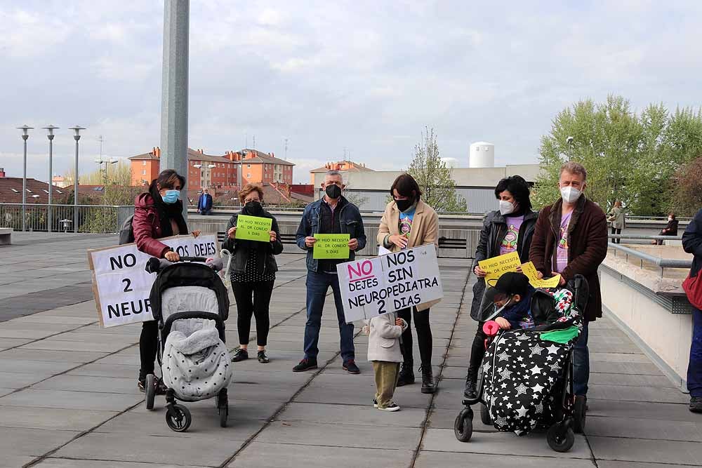 Fotos: Concentración para exigir un neuropediatra en el HUBU durante cinco días