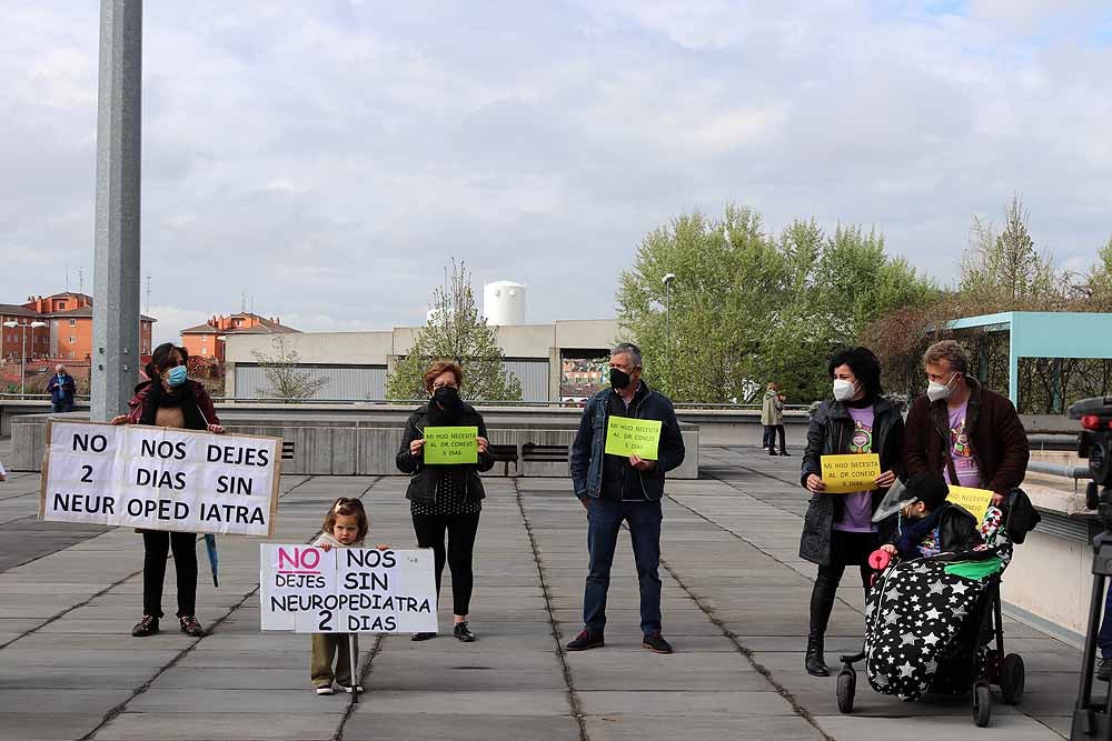 Fotos: Concentración para exigir un neuropediatra en el HUBU durante cinco días