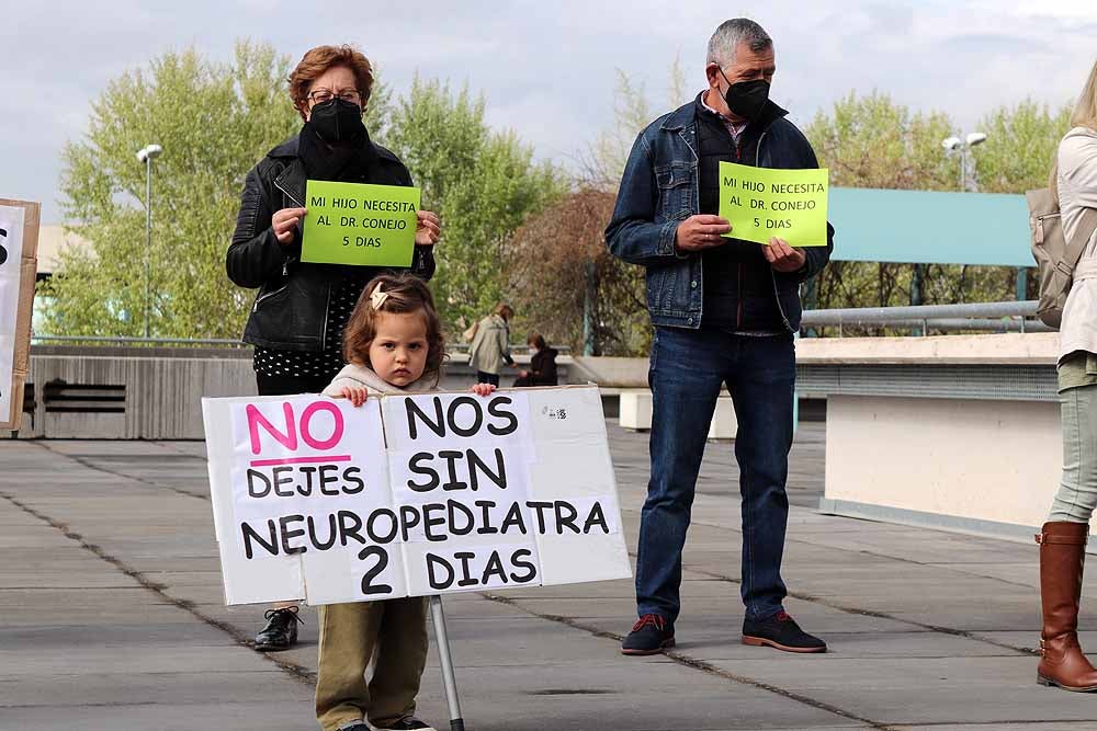 Fotos: Concentración para exigir un neuropediatra en el HUBU durante cinco días