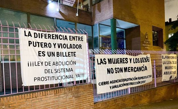 Carteles abolicionistas en el Instituto de las Mujeres en Madrid.