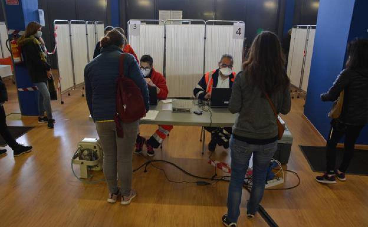 Campaña de vacunación de trabajadores esenciales en Burgos.