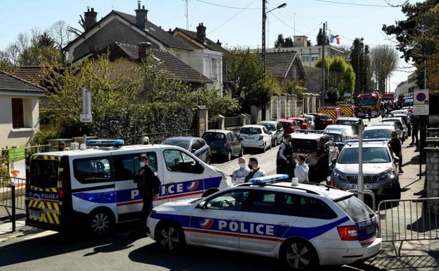 Coches de policía cierran los accesos a la comisaría de la localidad de Rambouillet