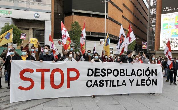 Imagen principal - Protesta en Madrid contra la «muerte dulce» de Castilla y León