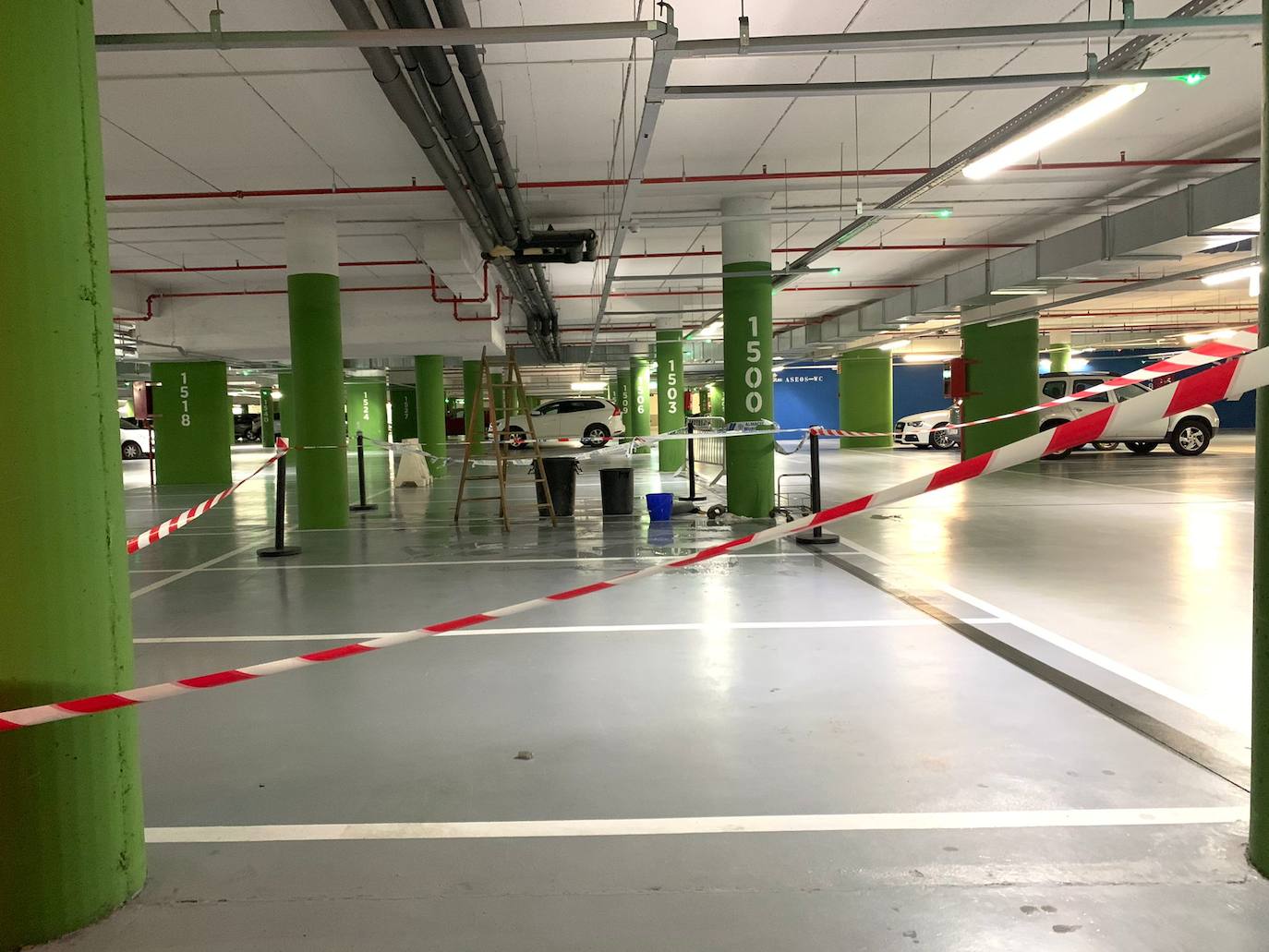 Plazas de aparcamiento precintadas. 