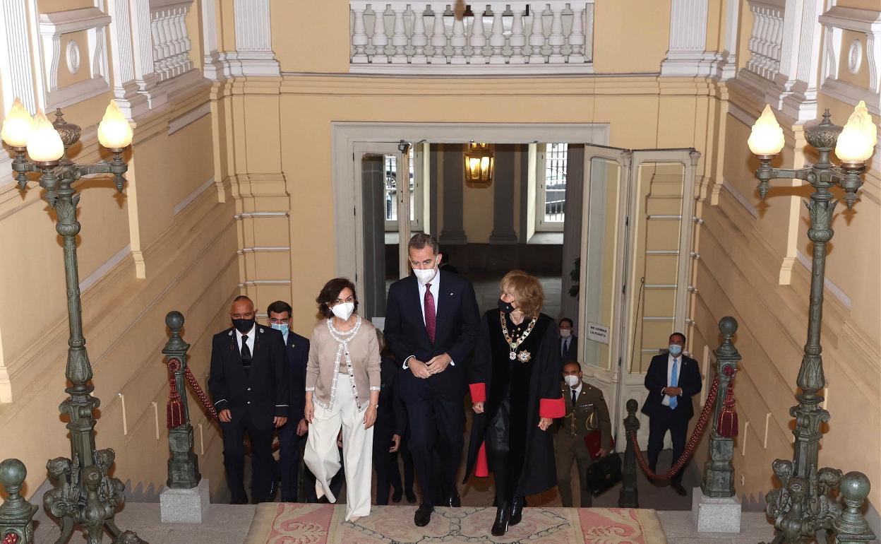 Felipe VI junto a Calvo y Fernández de la Vega durante su visita ayer al Consejo de Estado. 