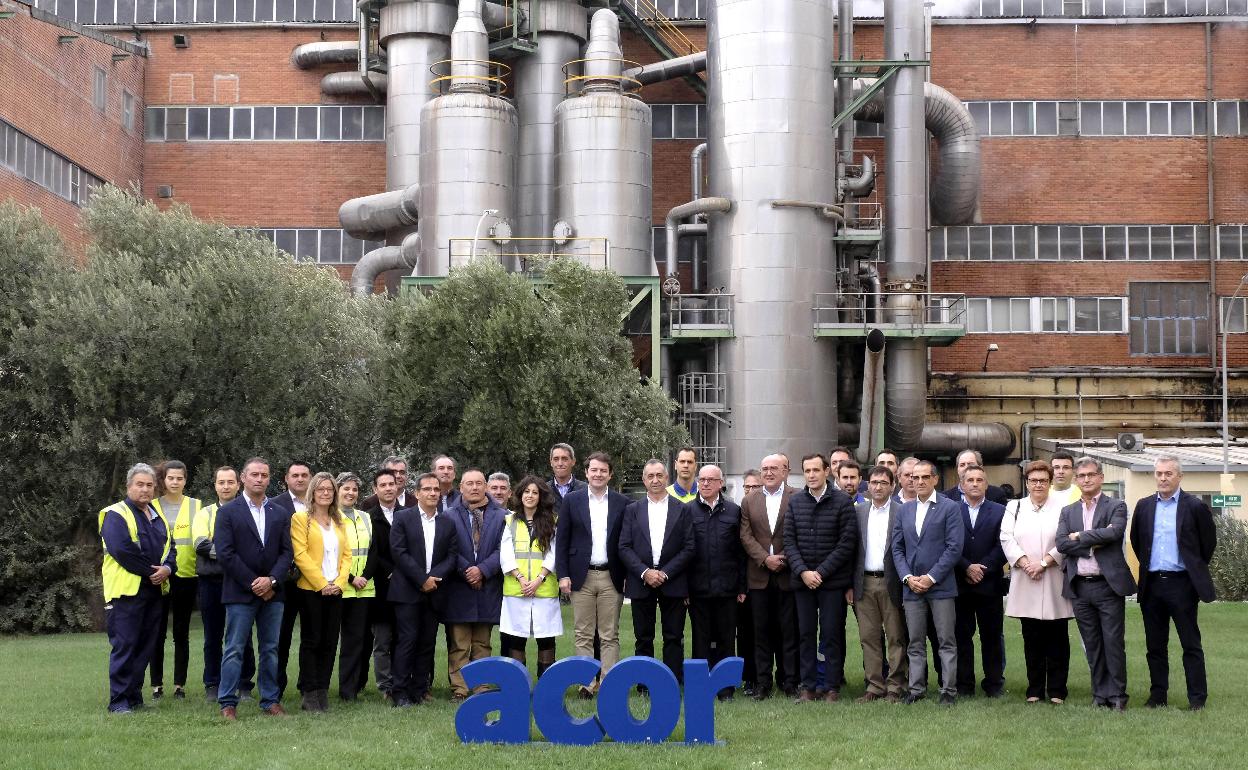 Representantes de la cooperativa Acor en una visita del presidente de la Junta de Castilla y León a las instalaciones. 