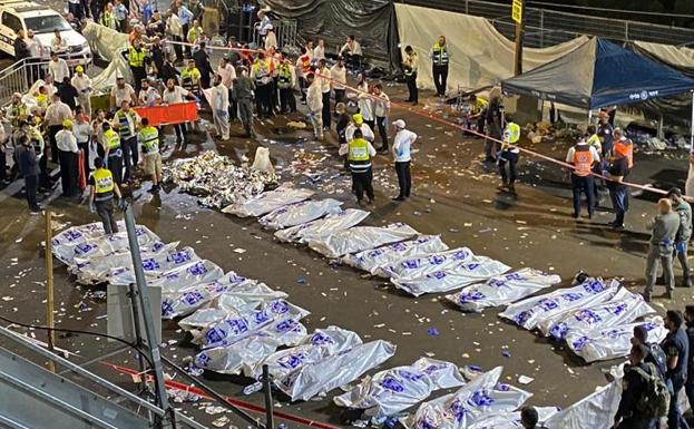 Cuerpos de las víctimas apilados en bolsas.