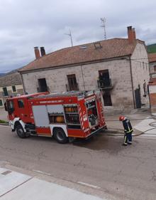 Imagen secundaria 2 - Dos adultas y dos niñas de 1 y 6 años, afectadas por el humo de un incendio en una vivienda de Villaldemiro