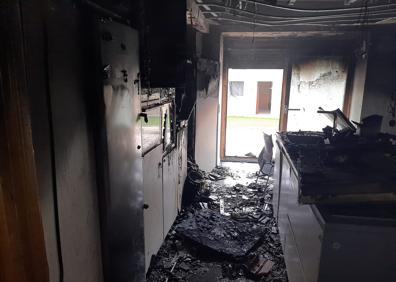 Imagen secundaria 1 - Dos adultas y dos niñas de 1 y 6 años, afectadas por el humo de un incendio en una vivienda de Villaldemiro