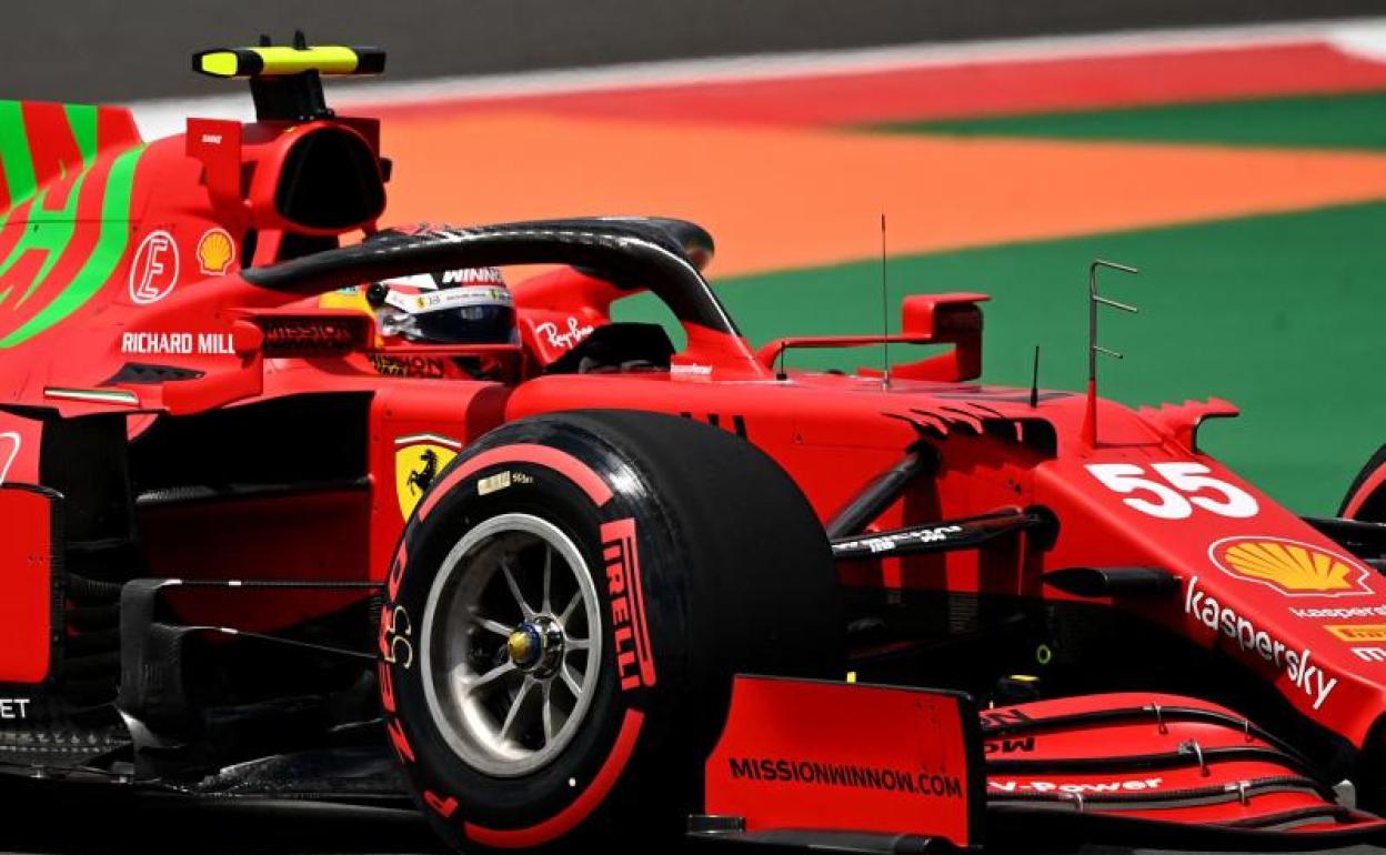 Carlos Sainz, al volante de su Ferrari durante los entrenamientos libres. 