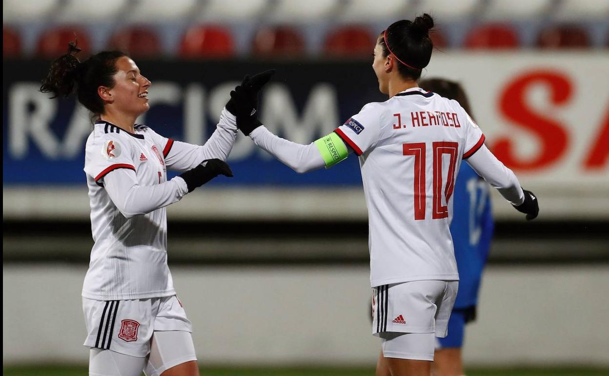 Jenni Hermoso celebra un gol con la camiseta de la selección española. 