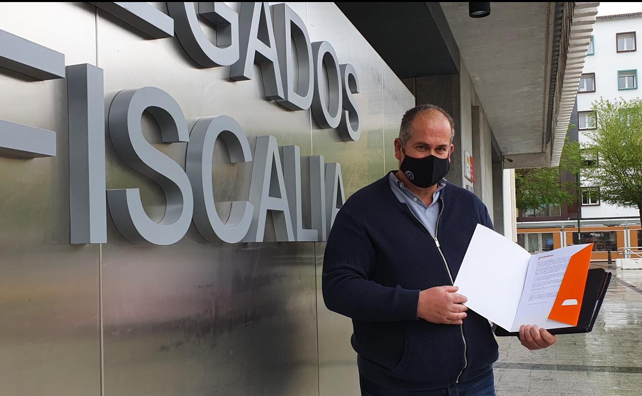 El concejal de Ciudadanos de Arauzo de Salce, José Antonio Rubio, entregando la documentación en Fiscalía. 