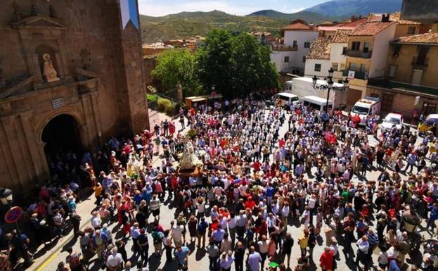 Una multitud de fieles recibe a Nuestra Señora de los Milagros de Ágreda el día de su fiesta.