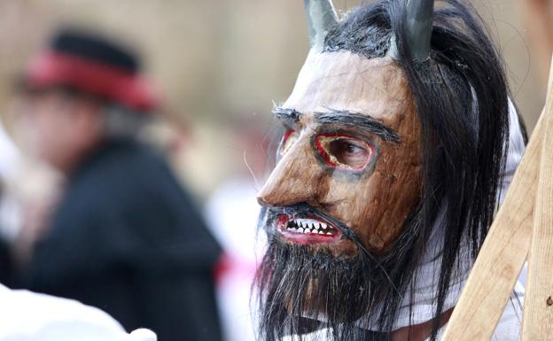 Uno de los temibles enmascarados que persiguen al público durante el carnaval.