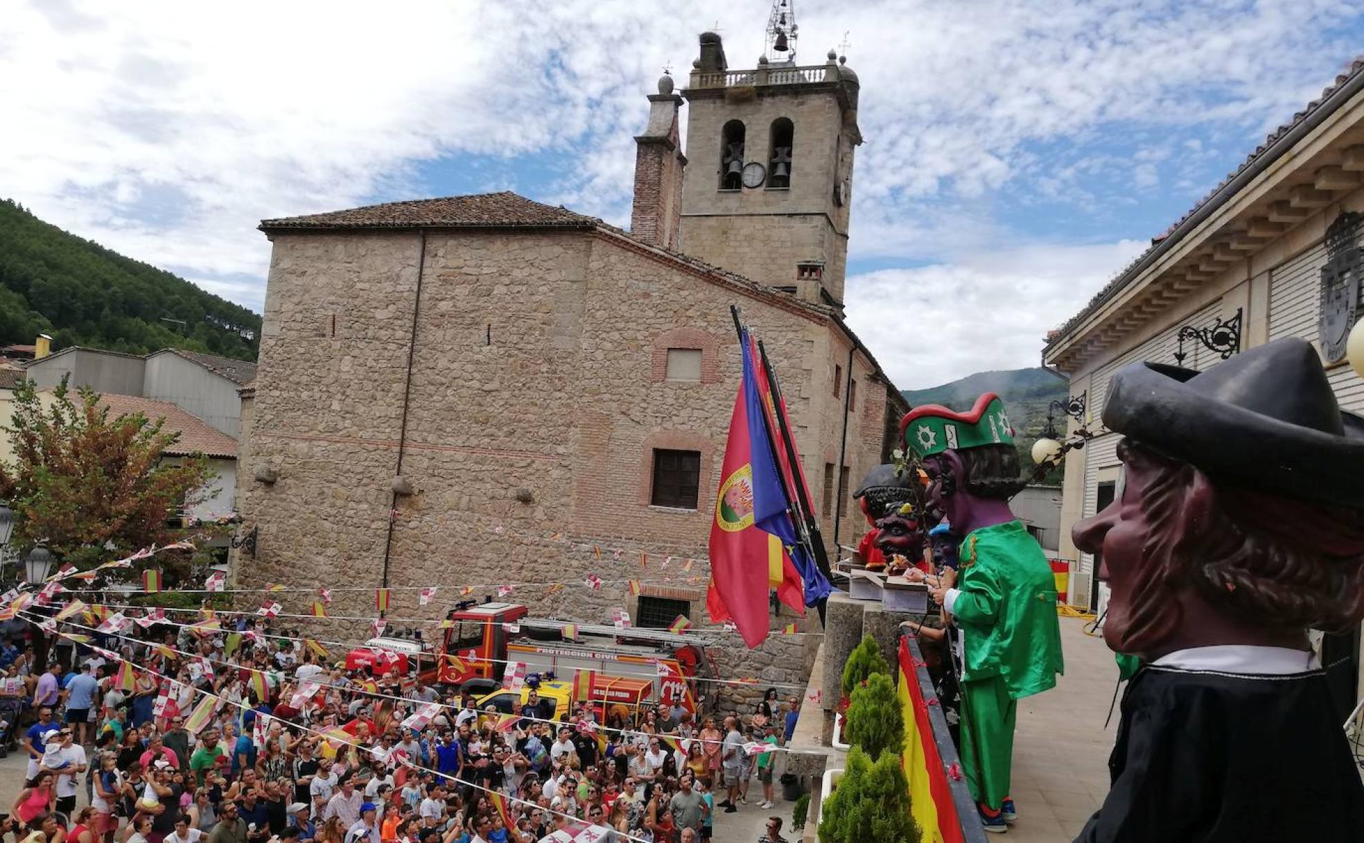 Gigantes y cabezudos, en Arenas de San Pedro.