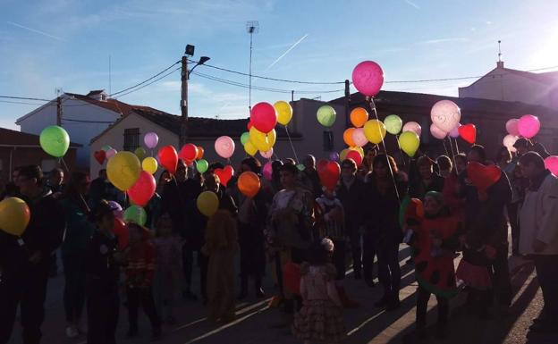 os niños de Belver sueltan globos con motivo del carnaval.