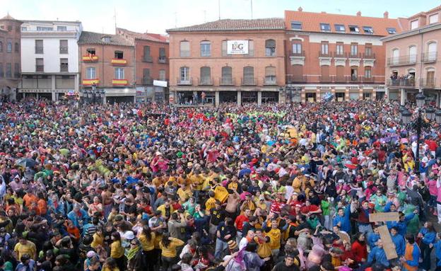 Miles de personas abarrotan la Plaza Mayor de Benavente, antes de la pandemia, en la tradicional petición del Toro Enmaromado.