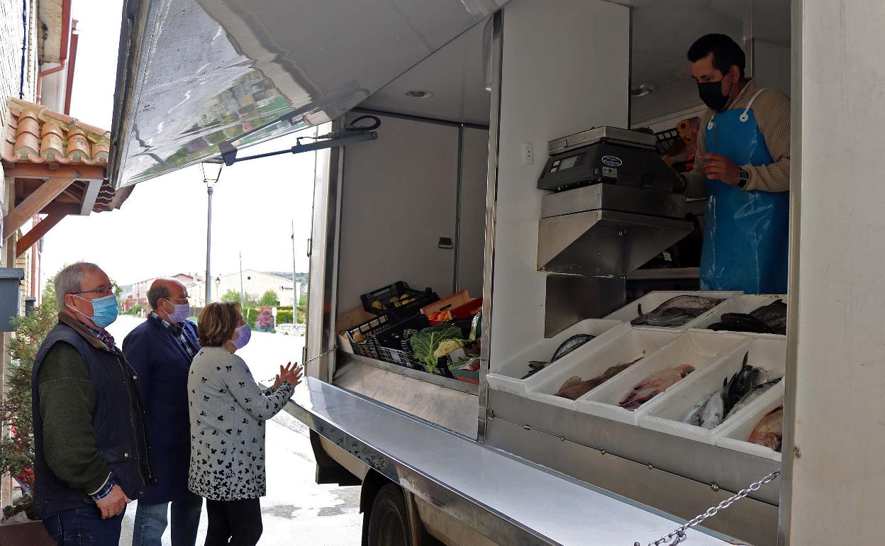Marino, vendedor ambulante, atiende a sus clientes con cercanía en Las Quintanillas. 
