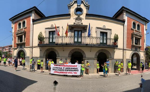 Imagen principal - Protesta de los vecinos del 31 de julio y estado de la travesía de Entrambasaguas.