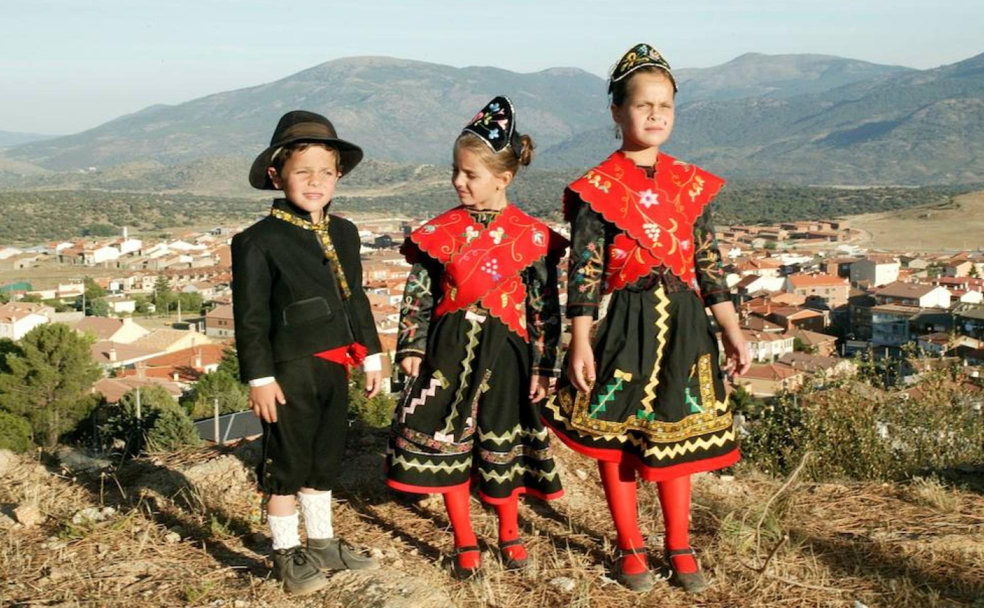 Niños con el traje típico, seña de identidad de El Barraco. 