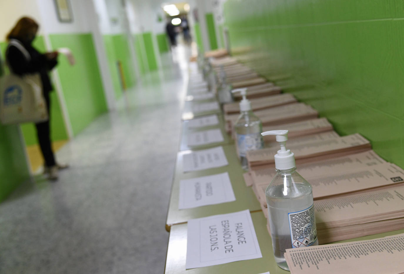 Todo listo en el colegio electoral la Inmaculada Marillac. Papeletas, urnas, geles hidroalcohólicos preparados. 