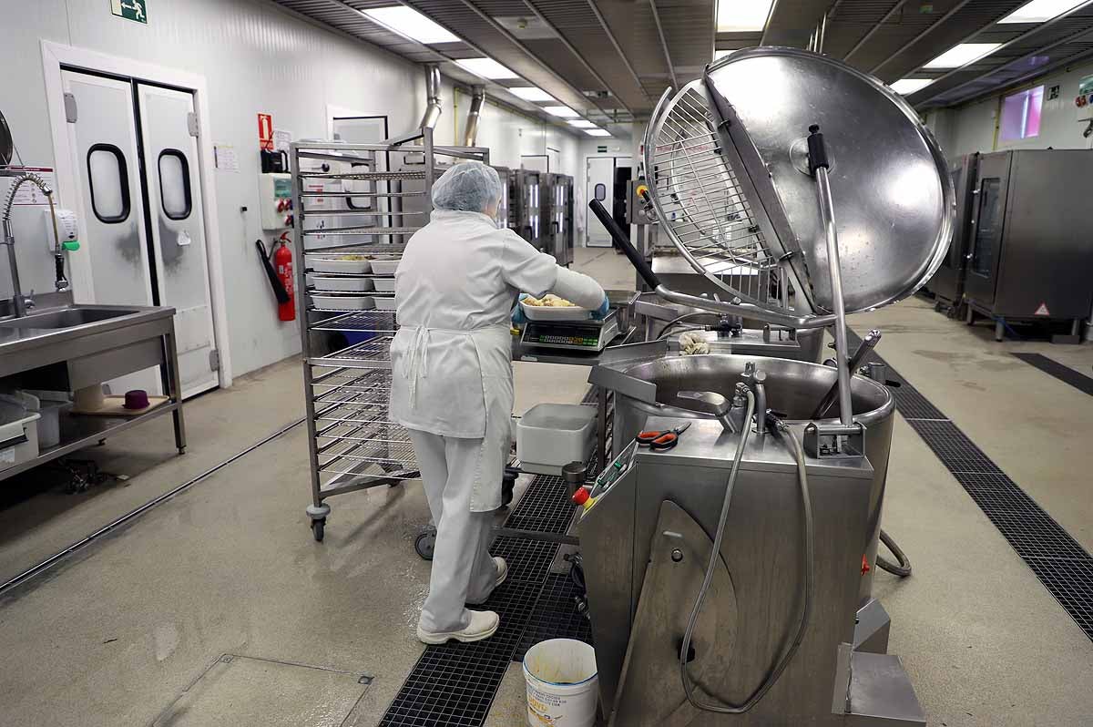 Cocina de Ausolan donde cada día se cocinan platos para más de personas. 