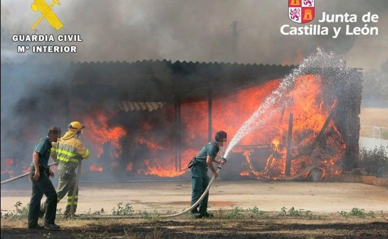 El operativo en el incendio de Villaverde del Monte en 2015.