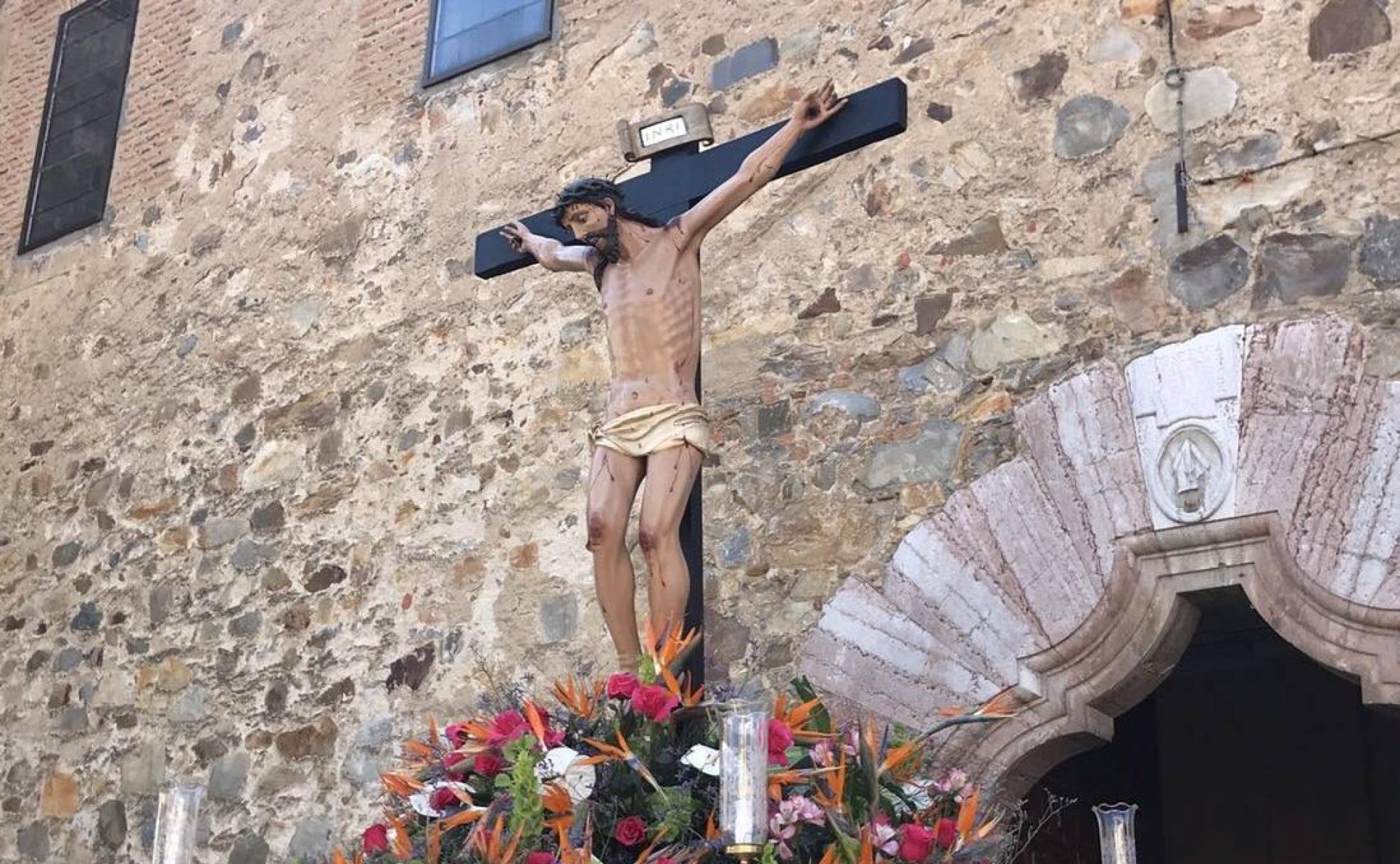 Procesión del Bendito Cristo de la Vera Cruz, objeto de una sentida devoción, que es portado a hombros.