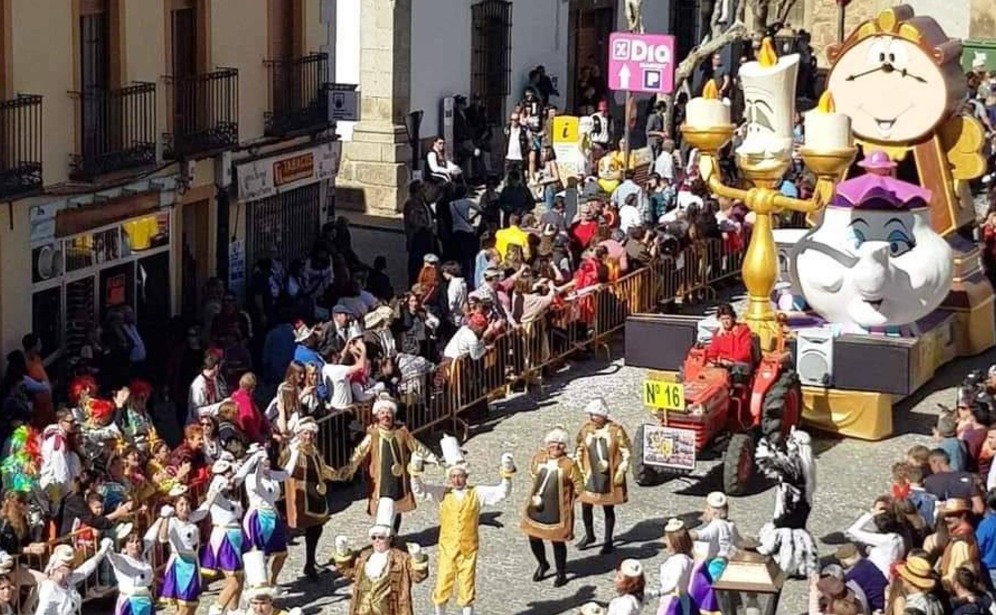 Desfile de carnaval por las calles de Cebreros.