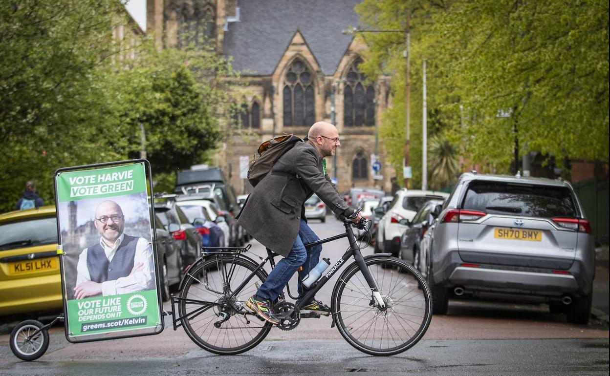 El colíder de los Verdes de Escocia, Patrick Harvie, se marcha tras emitir su voto en la escuela primaria Notre Dame.