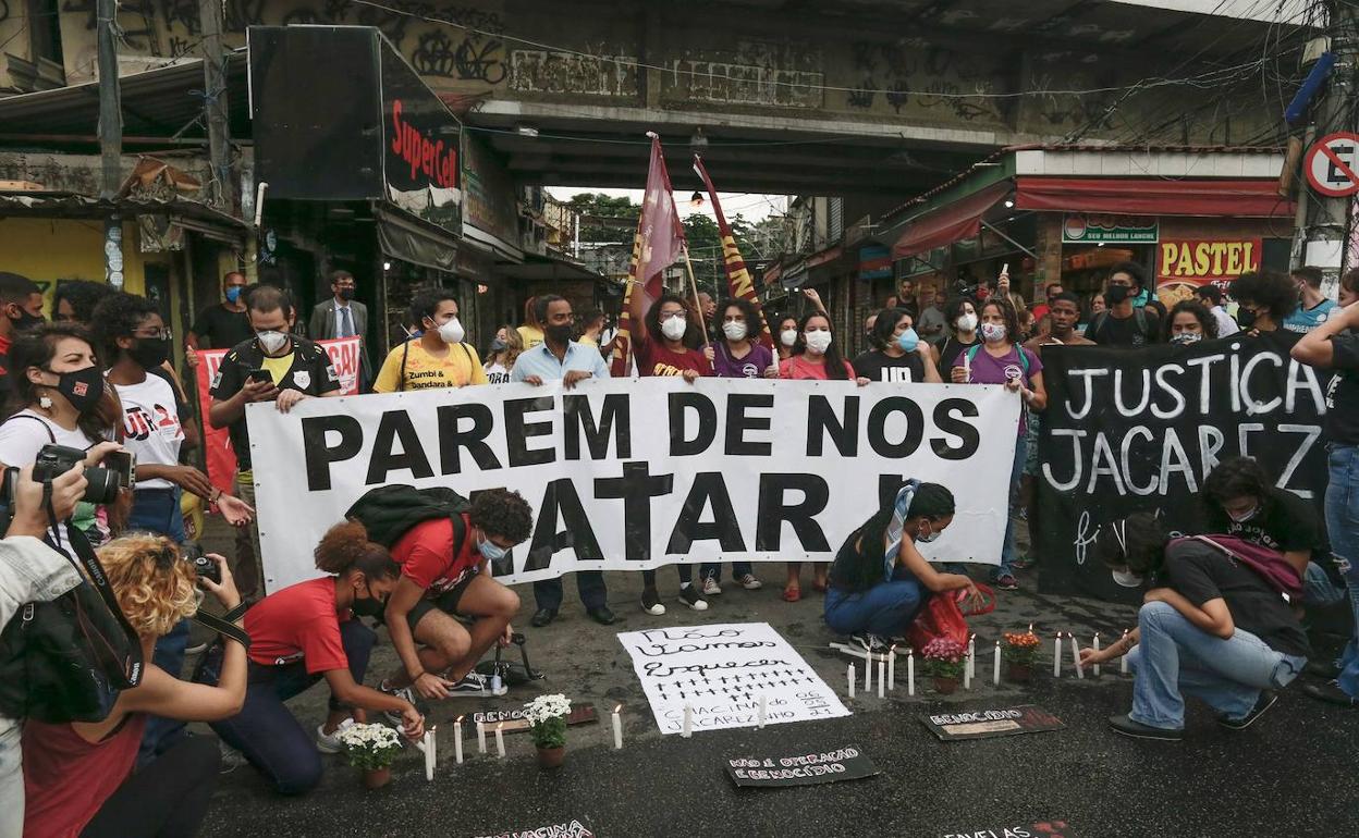 Protesta por la matanza perpetrada en la favela de Jacarezinho, en Río de Janeiro.