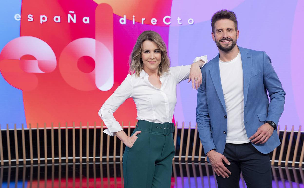 Ana Ibáñez y Ángel Pons, presentadores de 'España directo'.