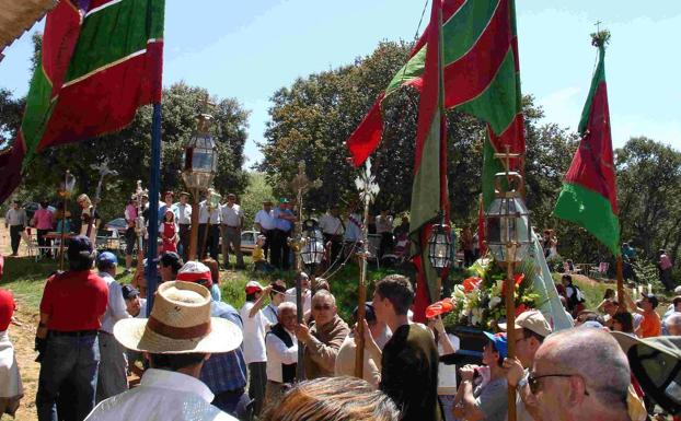 Pendones y fieles en la rogativa a Santa Catalina.