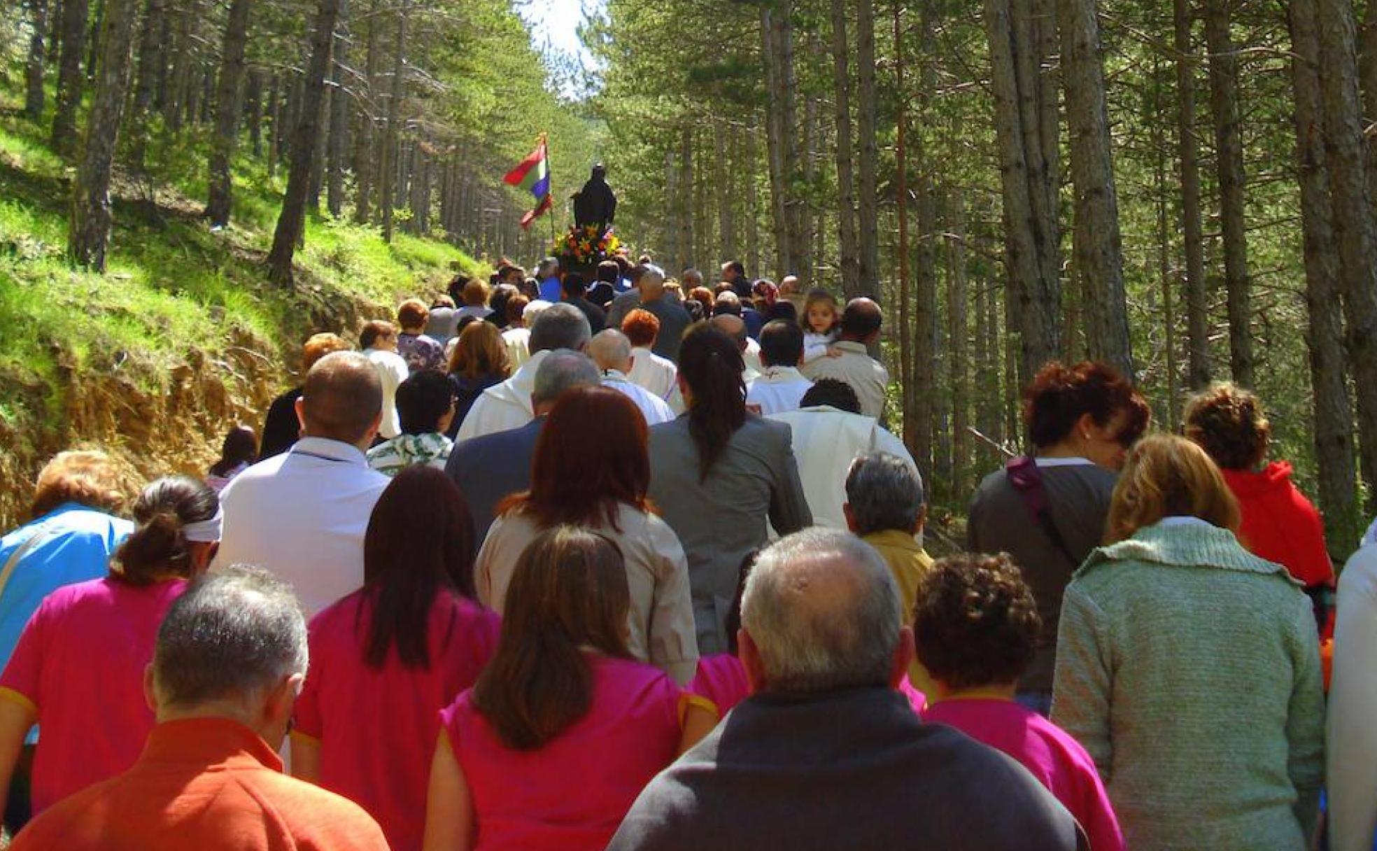 Subida a Peñacorada con motivo de la romería de San Guillermo de Cistierna.