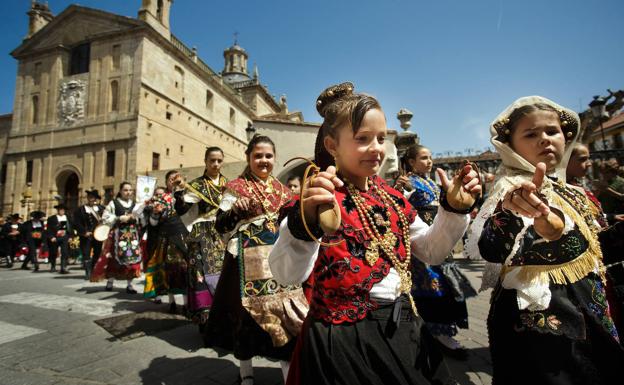 Un grupo de niñas con los trajes tradicionales en la Fiesta de La Charrada.