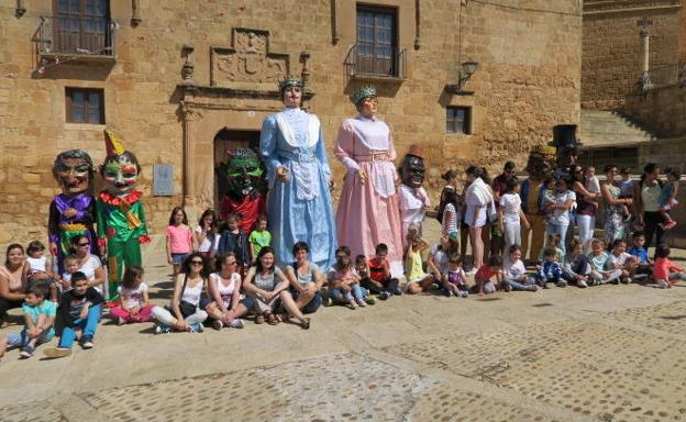 Los niños, con los gigantes y cabezudos de las fiestas patronales de San Juan.