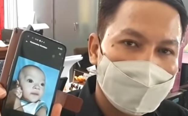 Slamet Wahyudi muestra un retrato de su hijo, al que llaman Dinko para abreviar.