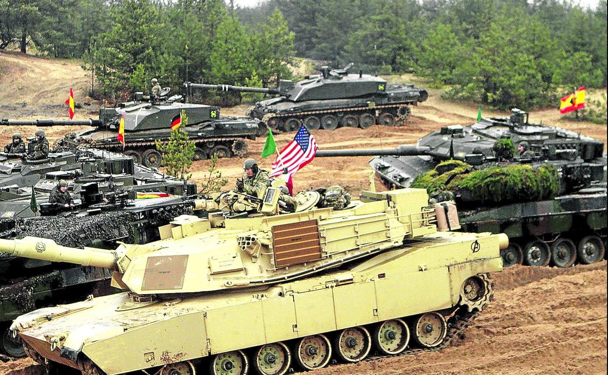 Carros de combate Leopard 2 españoles y Abrams estadounidenses, durante unas maniobras de la OTAN en 2018.