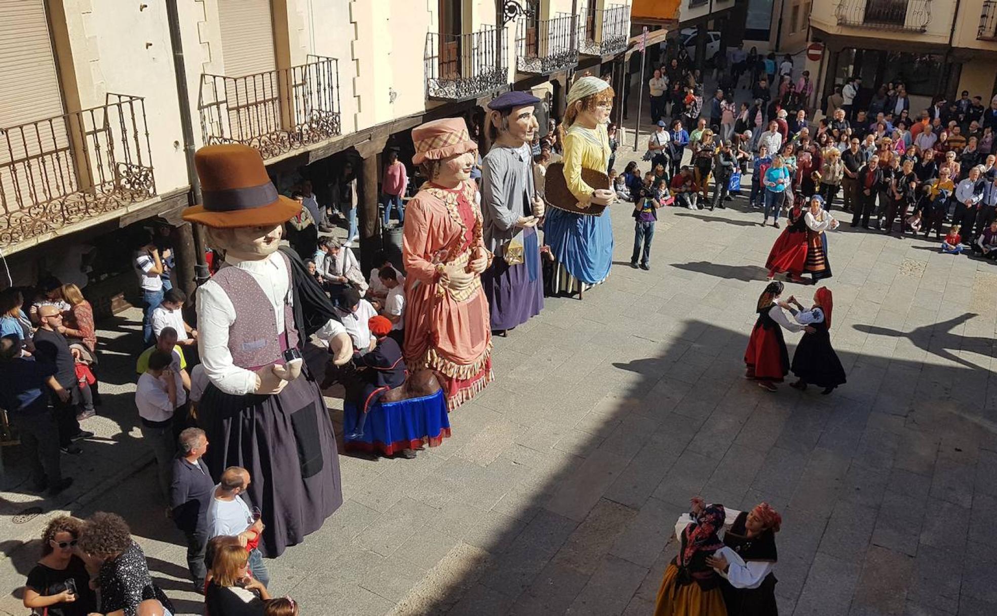 Bailes tradicionales en la Plaza Mayor de San Esteban de Gormaz durante el certamen Aires de Dulzaina.