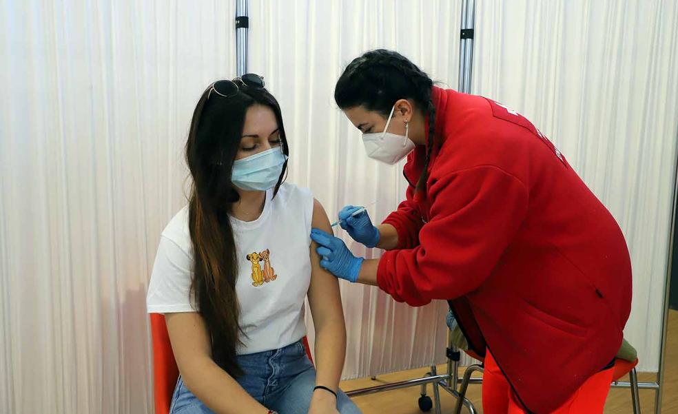 Una joven recibe la vacuna contra la covid.