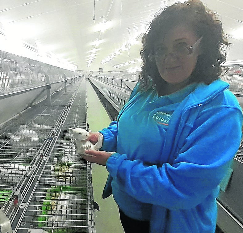 Ángela Gómez, en su Granja Potosí, de Valverde de Campos. 