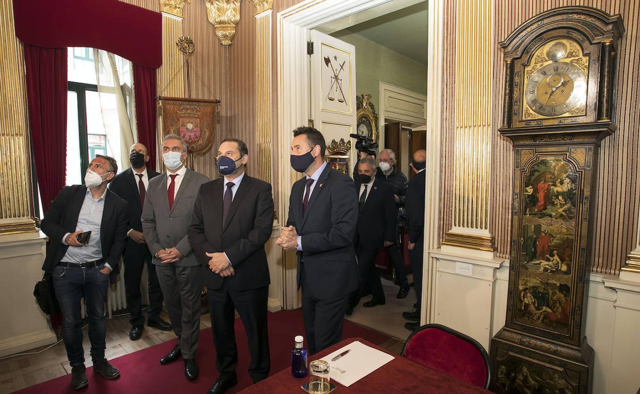 El ministro ha comparecido junto con el alcalde, Daniel de la Rosa. 