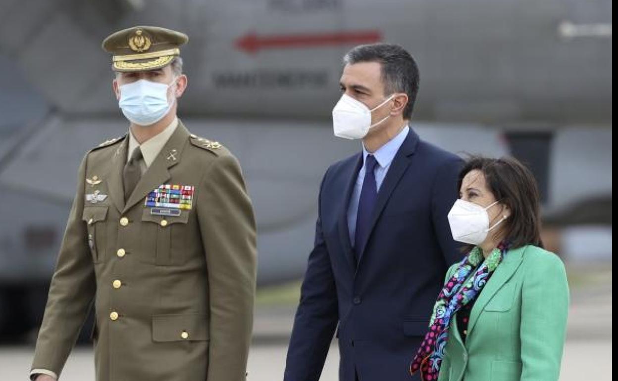 El Rey Felipe VI, el presidente del Gobierno, Pedro Sánchez y la ministra de Defensa, Margarita Robles. 