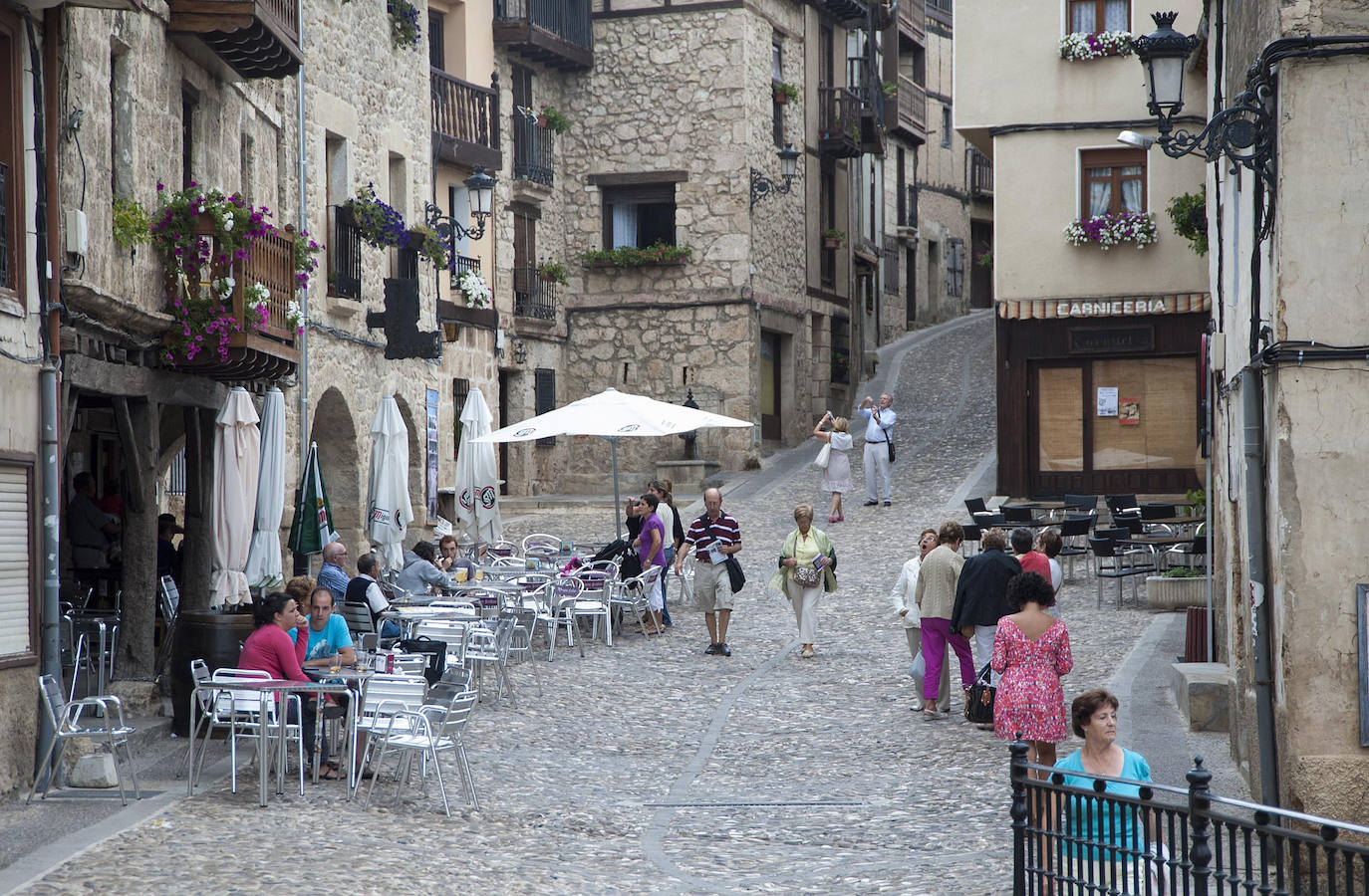 Imagen de una calle del pueblo burgalés de Frías. 