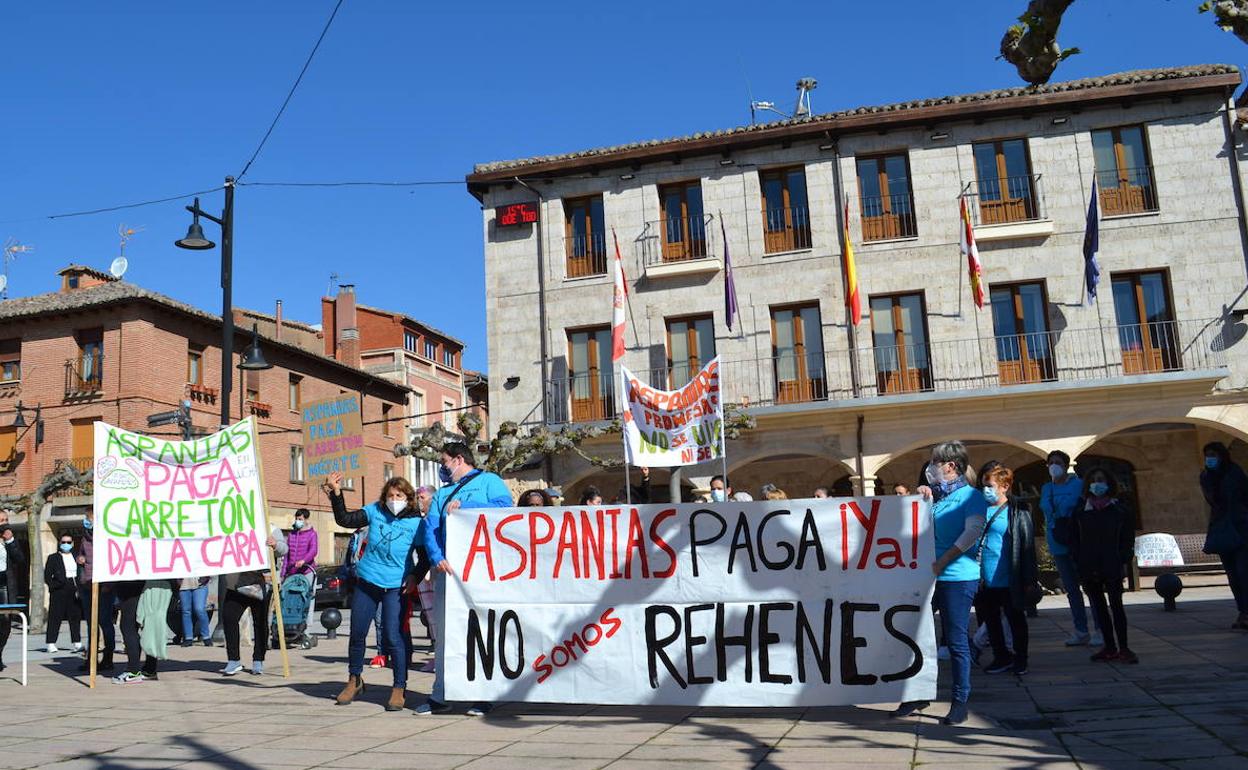 Protesta en Villadiego de los trabajadores de la residencias gestionadas por Aspanias.