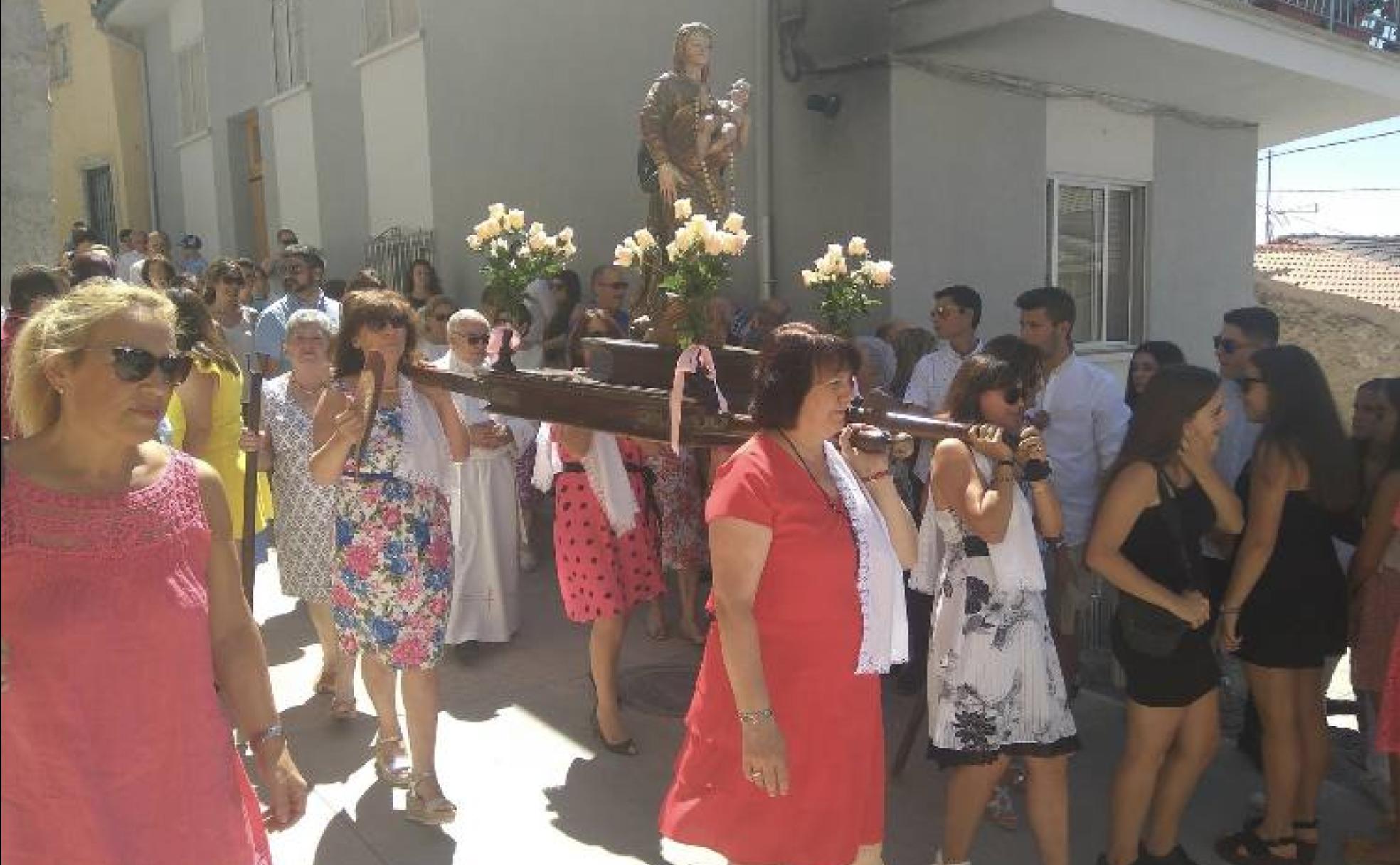 Varias mujeres portan la imagen de Nuestra Señora en Cuevas de Provanco.